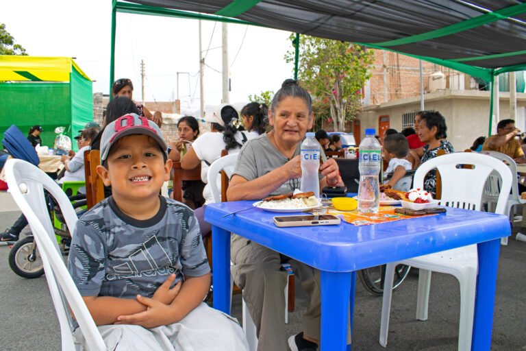 familias disfrutando de una feria gastronomica