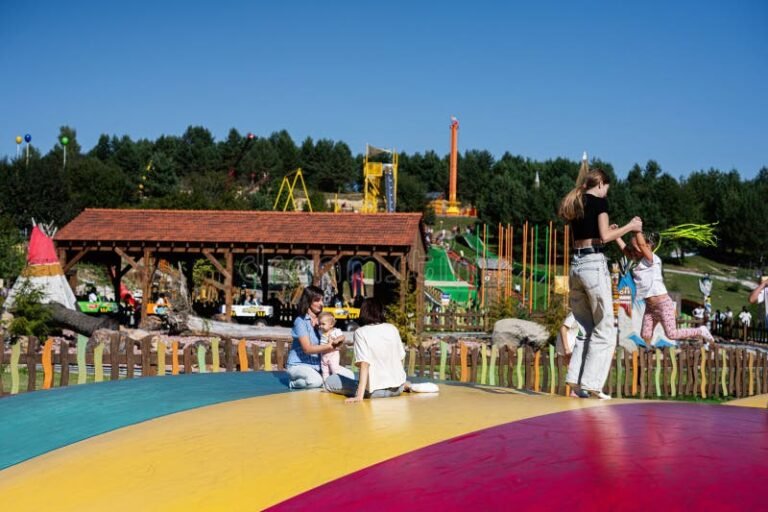 familias disfrutando en un parque de atracciones