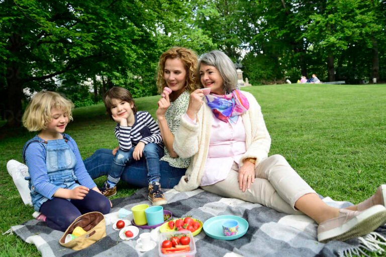 familias disfrutando en un parque publico