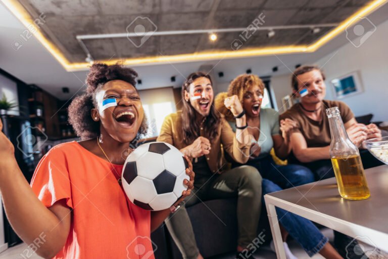 fanaticos animando en un partido de futbol