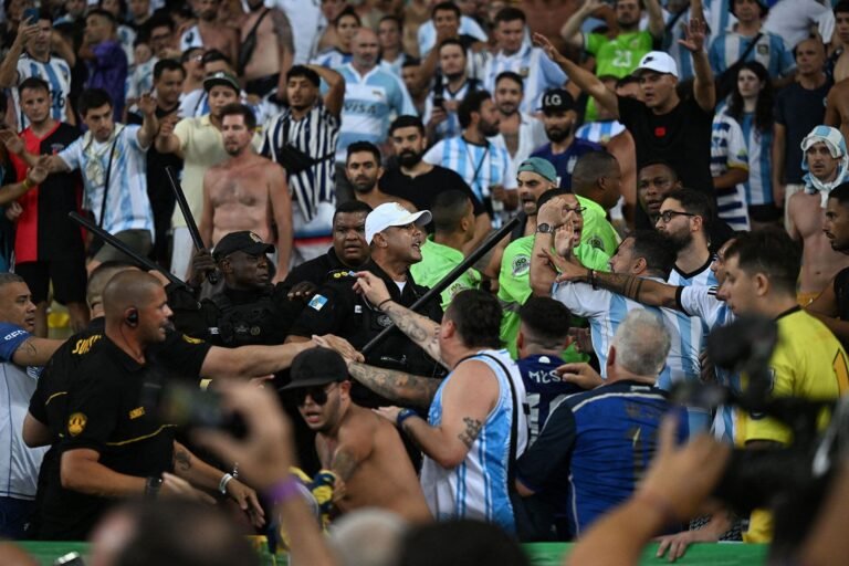 fanaticos argentinos y brasilenos en el estadio