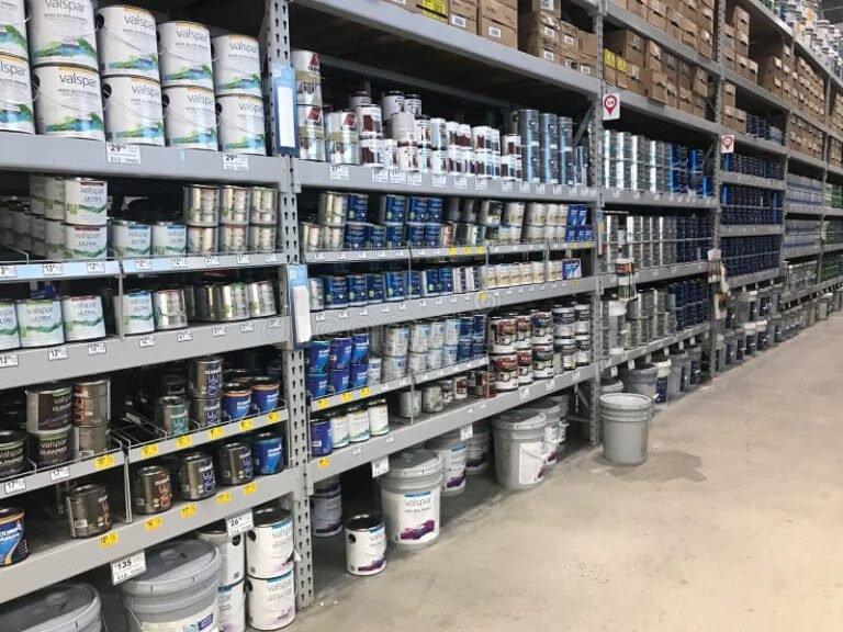 ferreteria con herramientas y pinturas coloridas