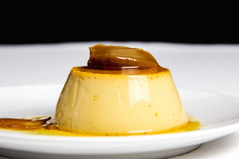 flan de dulce de leche en un plato