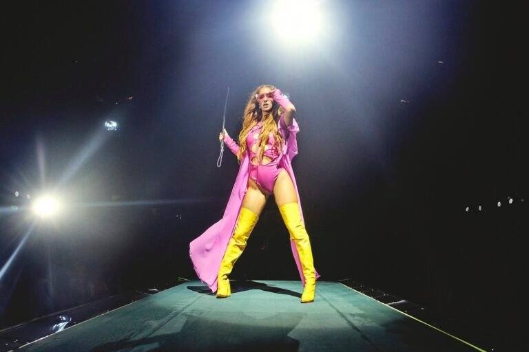 flor vigna actuando en un escenario