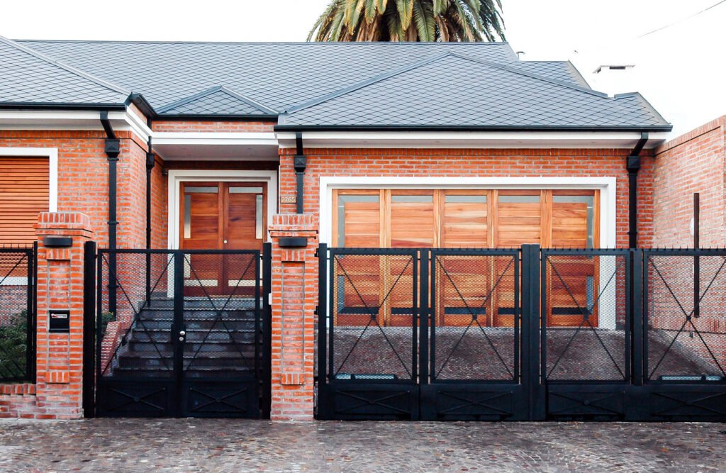 Cómo lograr un diseño atractivo con frentes de casas de ladrillos a la vista 1 frente de casa de ladrillo moderno y atractivo