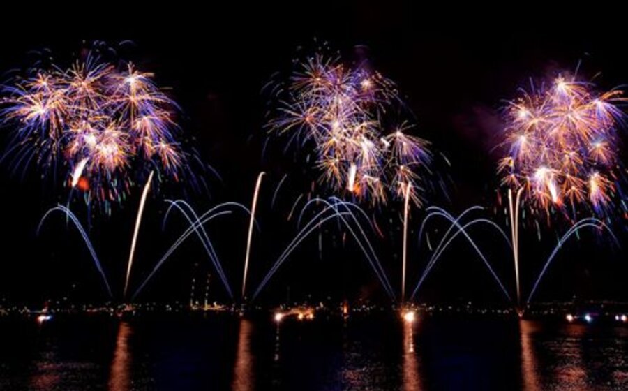 fuegos artificiales sobre el rio uruguay