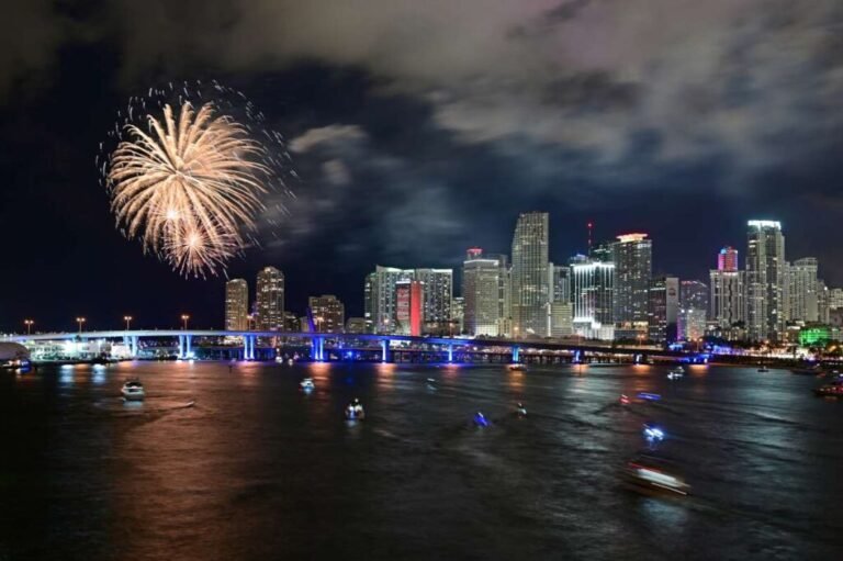 fuegos artificiales sobre la bahia de miami