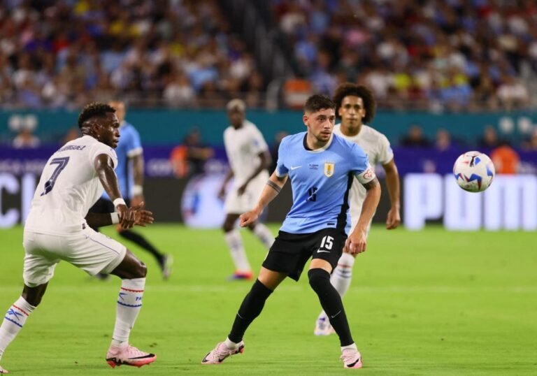 Por qué Uruguay quedó afuera del Mundial en esta edición 30 futbol uruguayo en accion durante el partido