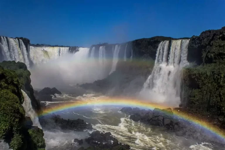 garganta del diablo rodeada de niebla