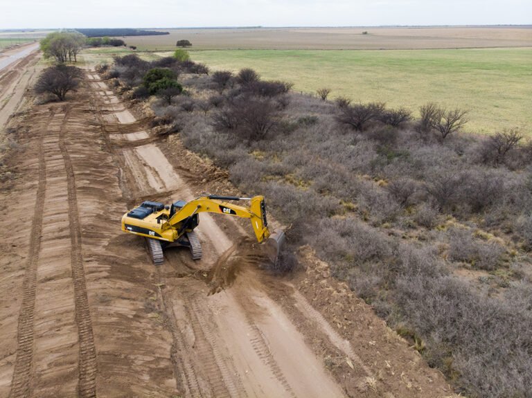 gasoducto atravesando un paisaje urbano