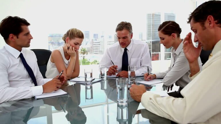 gente colaborando en un despacho juridico