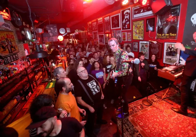 gente disfrutando en un bar de rock