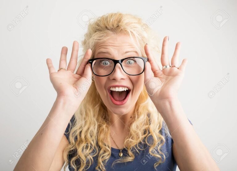 gente feliz usando gafas en optica