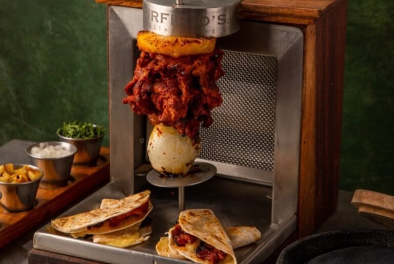 gran pastor disfrutando su comida en un plato