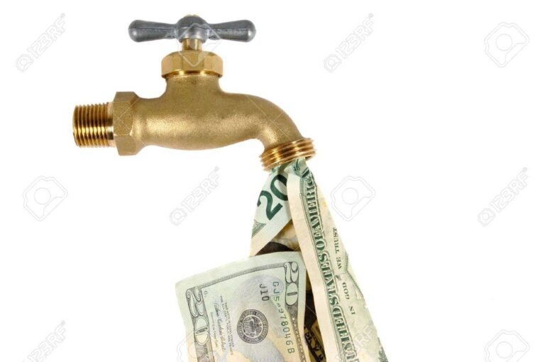 grifo goteando sobre billetes de dolar