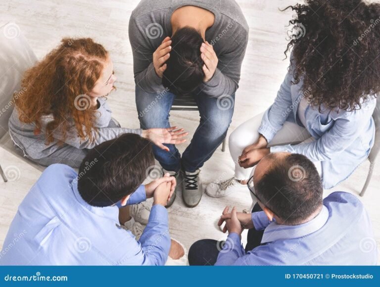 grupo de personas debatiendo en circulo