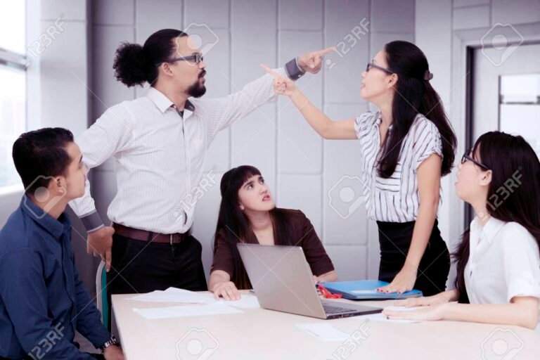 grupo de personas discutiendo en una reunion