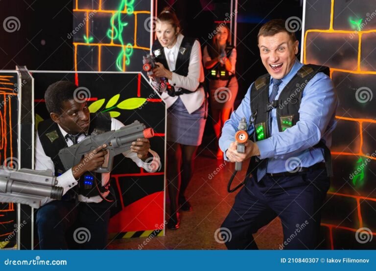 grupo de personas jugando laser tag