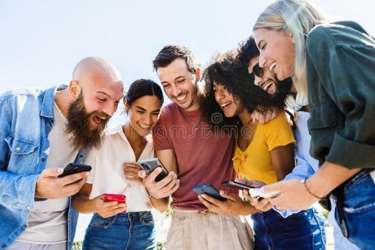 grupo de personas usando smartphones felices