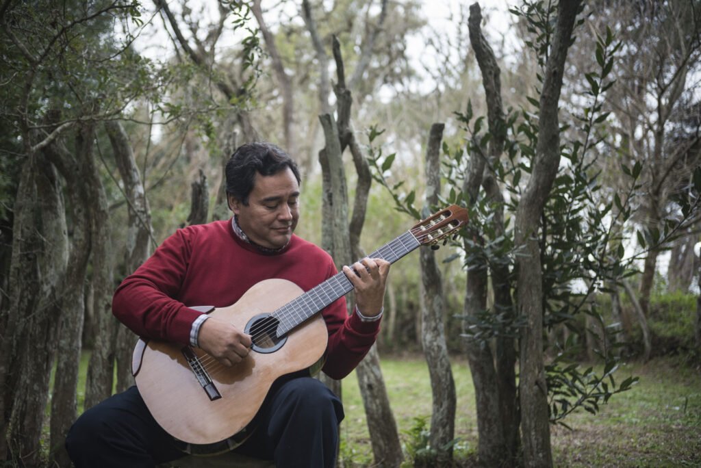 guitarrista tocando en un paisaje argentino
