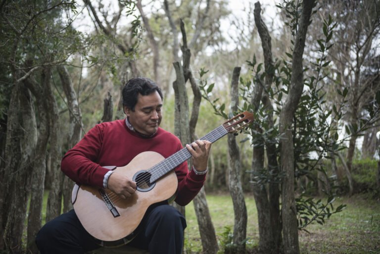 guitarrista tocando en un paisaje argentino