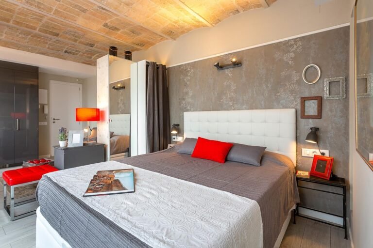 Qué servicios ofrece el motel Aca Cipolletti en Luis Toschi 21 habitacion de motel acogedora y moderna 1