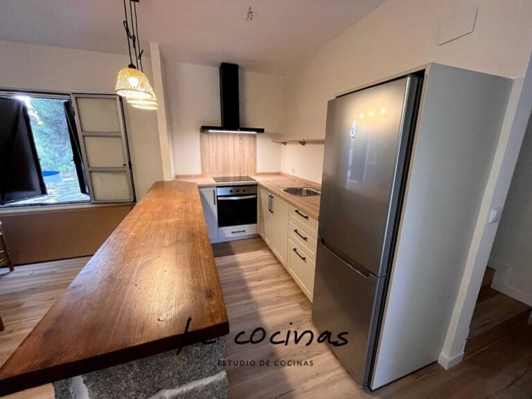 Cuánto gasta una heladera por mes en electricidad y cómo calcularlo 13 heladera moderna en una cocina iluminada