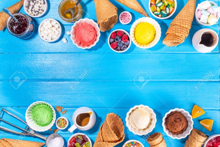 helados coloridos sobre una mesa festiva