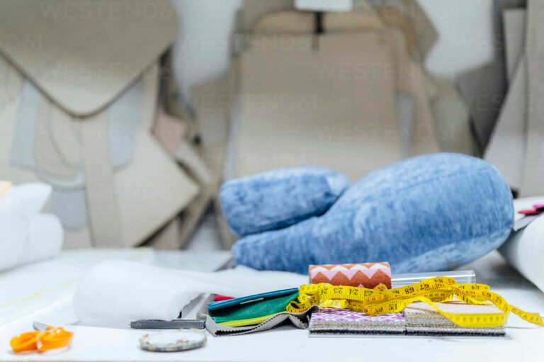 Qué materiales y herramientas necesita un tapicero en La Plata 13 herramientas de tapiceria sobre una mesa de trabajo