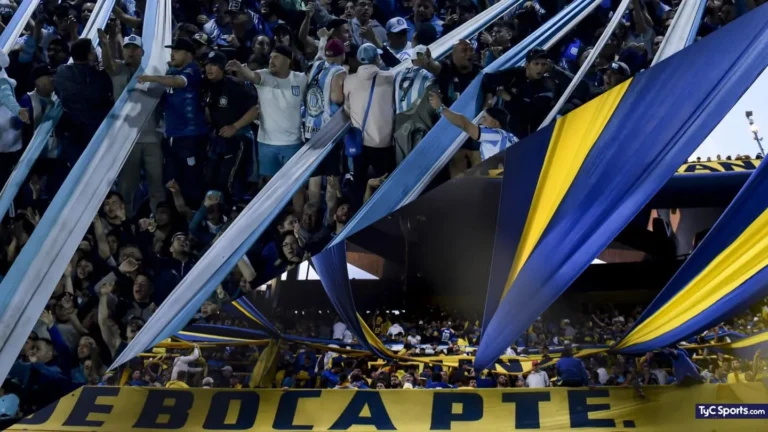 Quién se coronará campeón, Boca Juniors o Racing Club 14 hinchas de boca y racing en el estadio