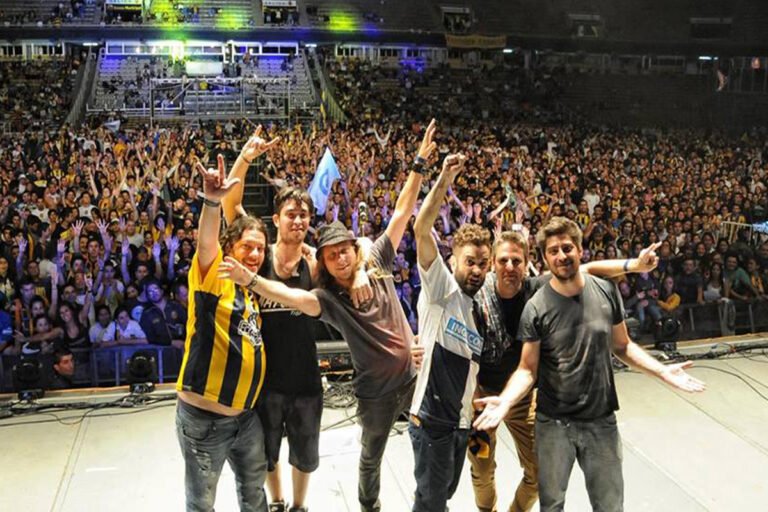 hinchas de rosario central animando en el estadio