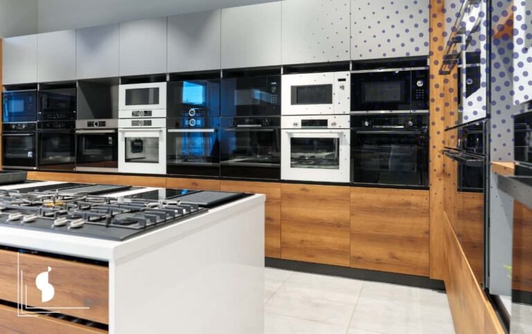 horno empotrado moderno en cocina elegante