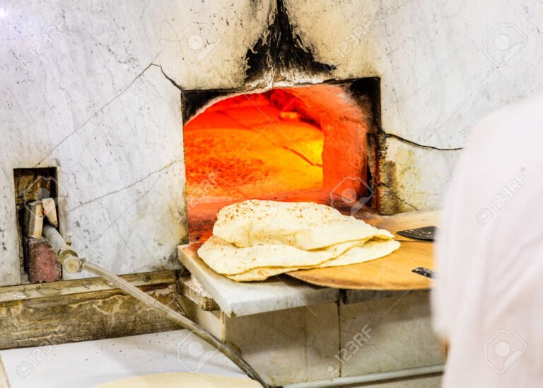 Qué es el horno de Medio Oriente y cómo se utiliza en la cocina 9 horno tradicional de medio oriente en uso