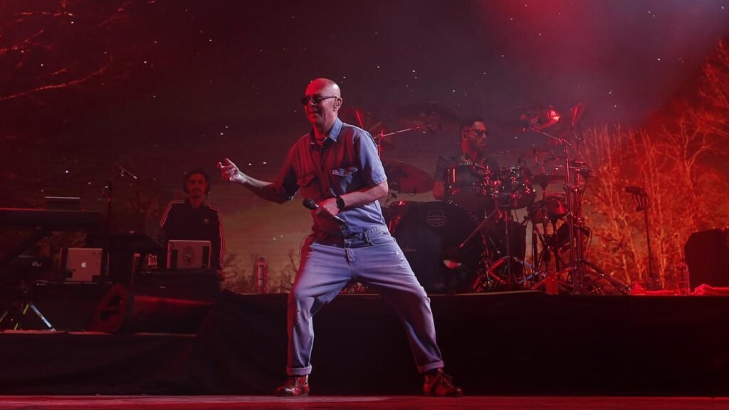 indio solari en un escenario iluminado