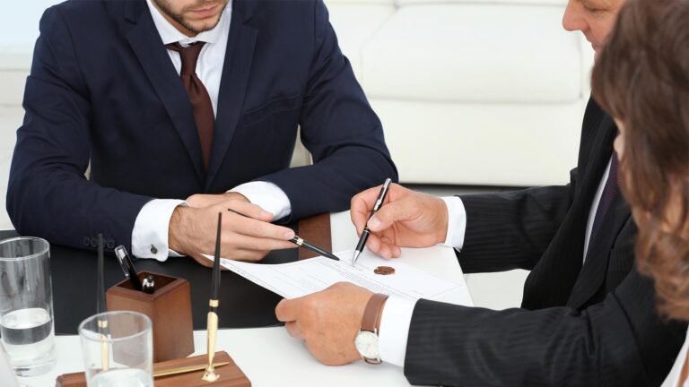 inquilino y garante firmando contrato juntos