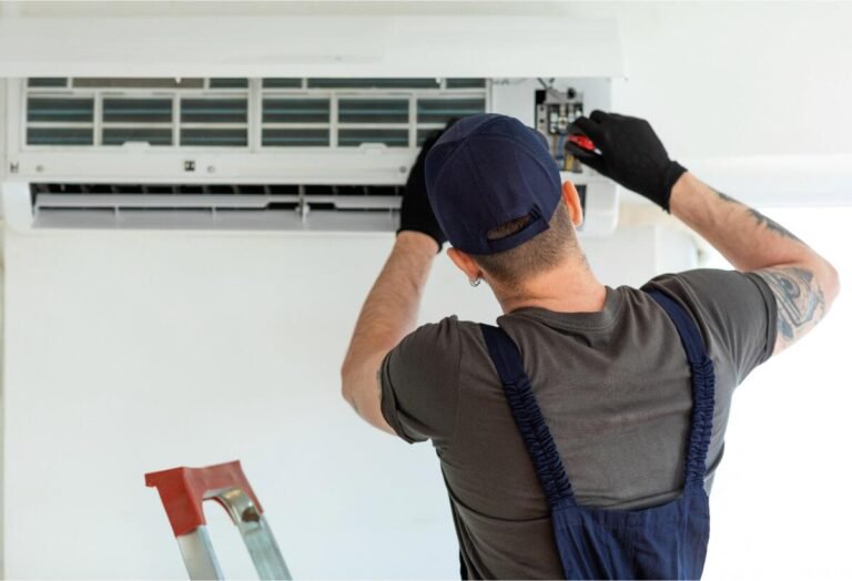 instalador de aire acondicionado trabajando