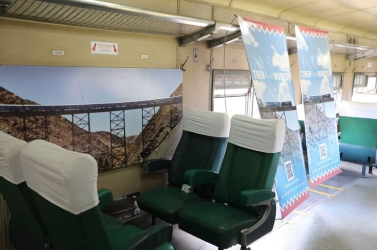 interior del tren de las nubes argentino