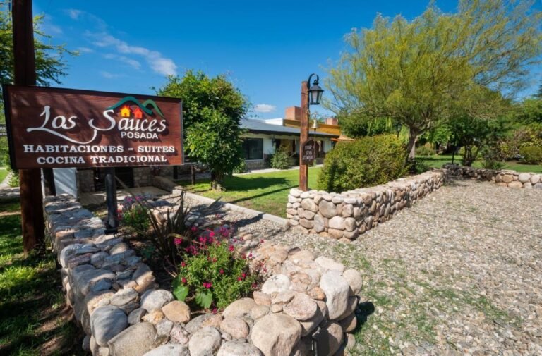 jardin y habitaciones de posada los sauces