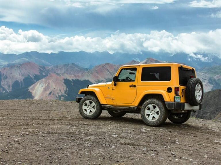 Qué ofertas y modelos ofrece Novo Cars como concesionario oficial Jeep 29 jeep todoterreno en paisaje montanoso