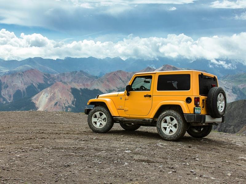 Qué ofertas y modelos ofrece Novo Cars como concesionario oficial Jeep 1 jeep todoterreno en paisaje montanoso