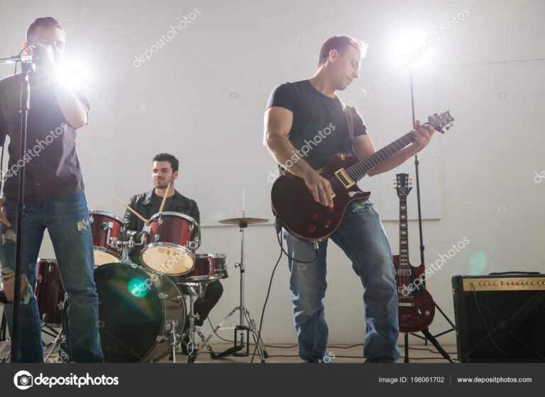 joven artista en un escenario musical