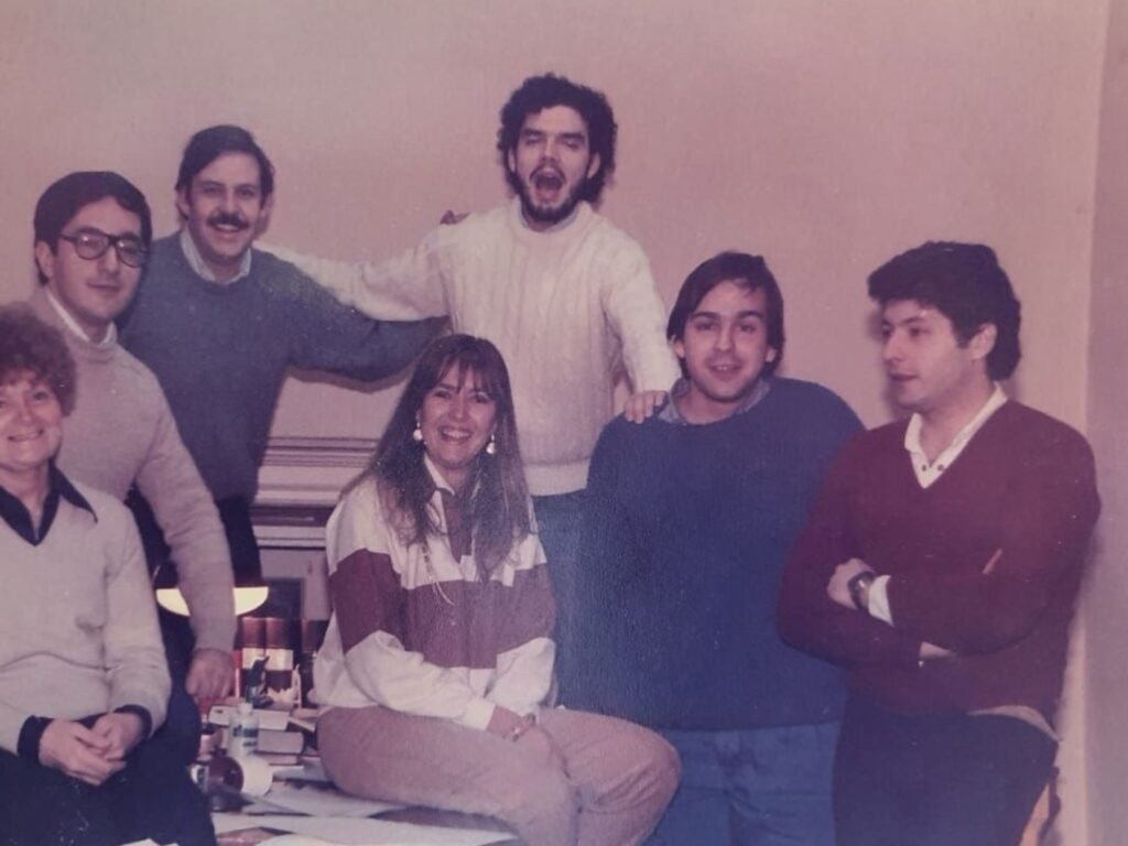 jovenes en un juicio judicial en argentina