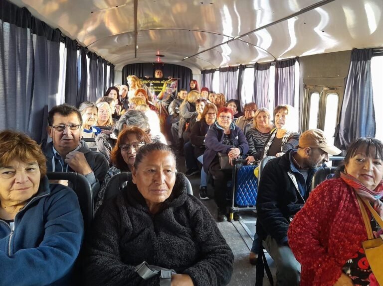 jubilados disfrutando de un viaje en micro