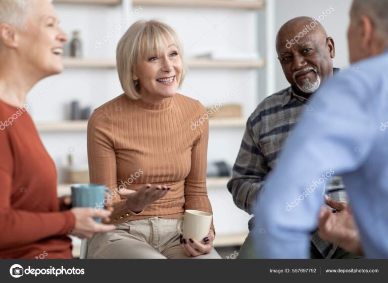 jubilados felices disfrutando de sus beneficios
