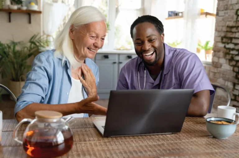 jubilados felices recibiendo asistencia financiera