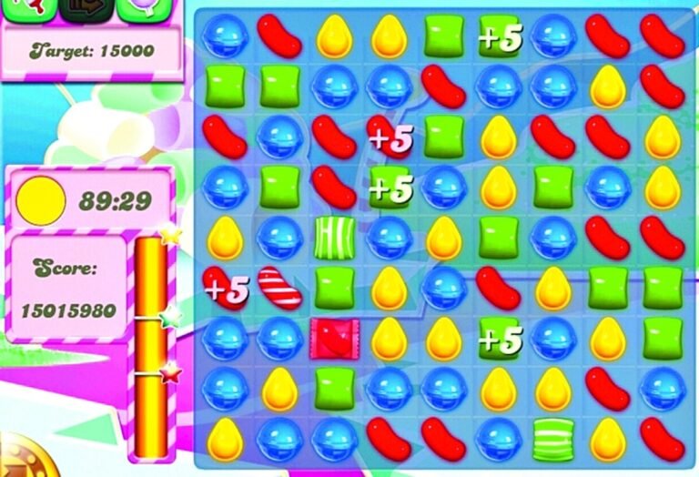 jugador disfrutando candy crush en pantalla