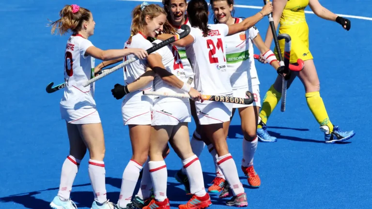 jugadoras de hockey en accion en equipo