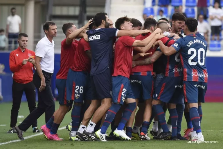 jugadores celebrando un empate en el futbol