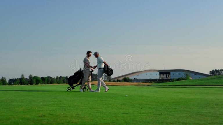 jugadores disfrutando en un campo de golf