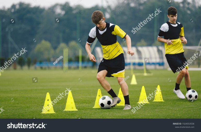 jugadores entrenando en campo de futbol